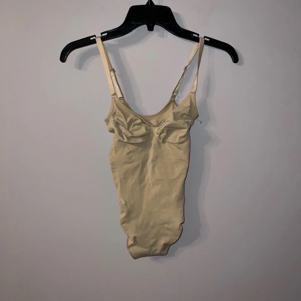 SKIMS BODYSUIT SEAMLESS SCULPT THONG BODYSUIT CLAY BEIGE large